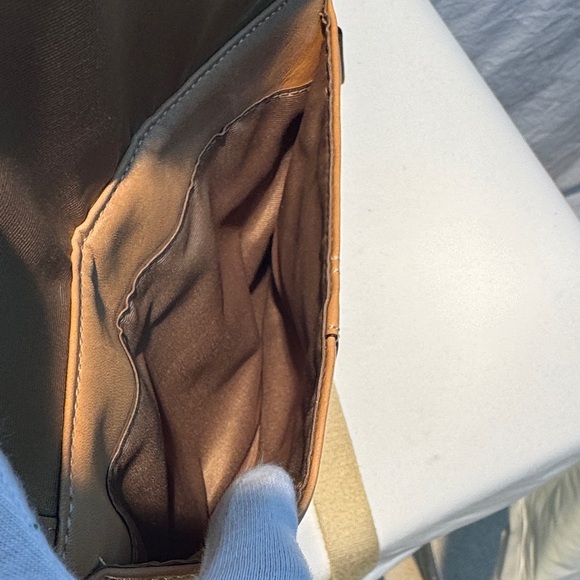 Vintage Coach Two-Tone Tan Leather Crossbody Bag - Picture 8 of 10